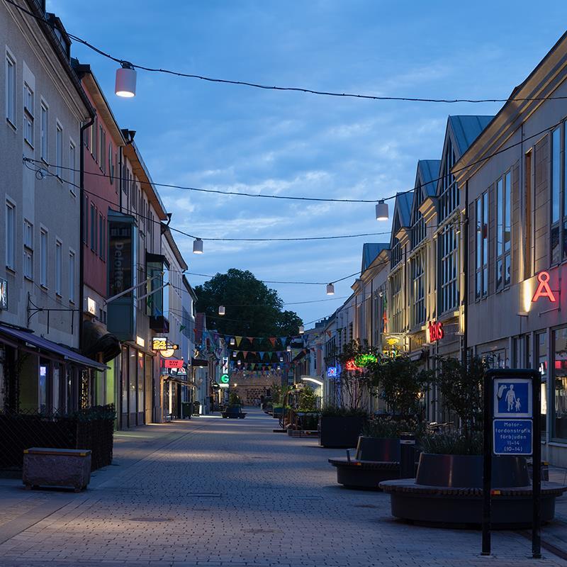 Linspänd belysning över Norra Långgatan i Kalmar