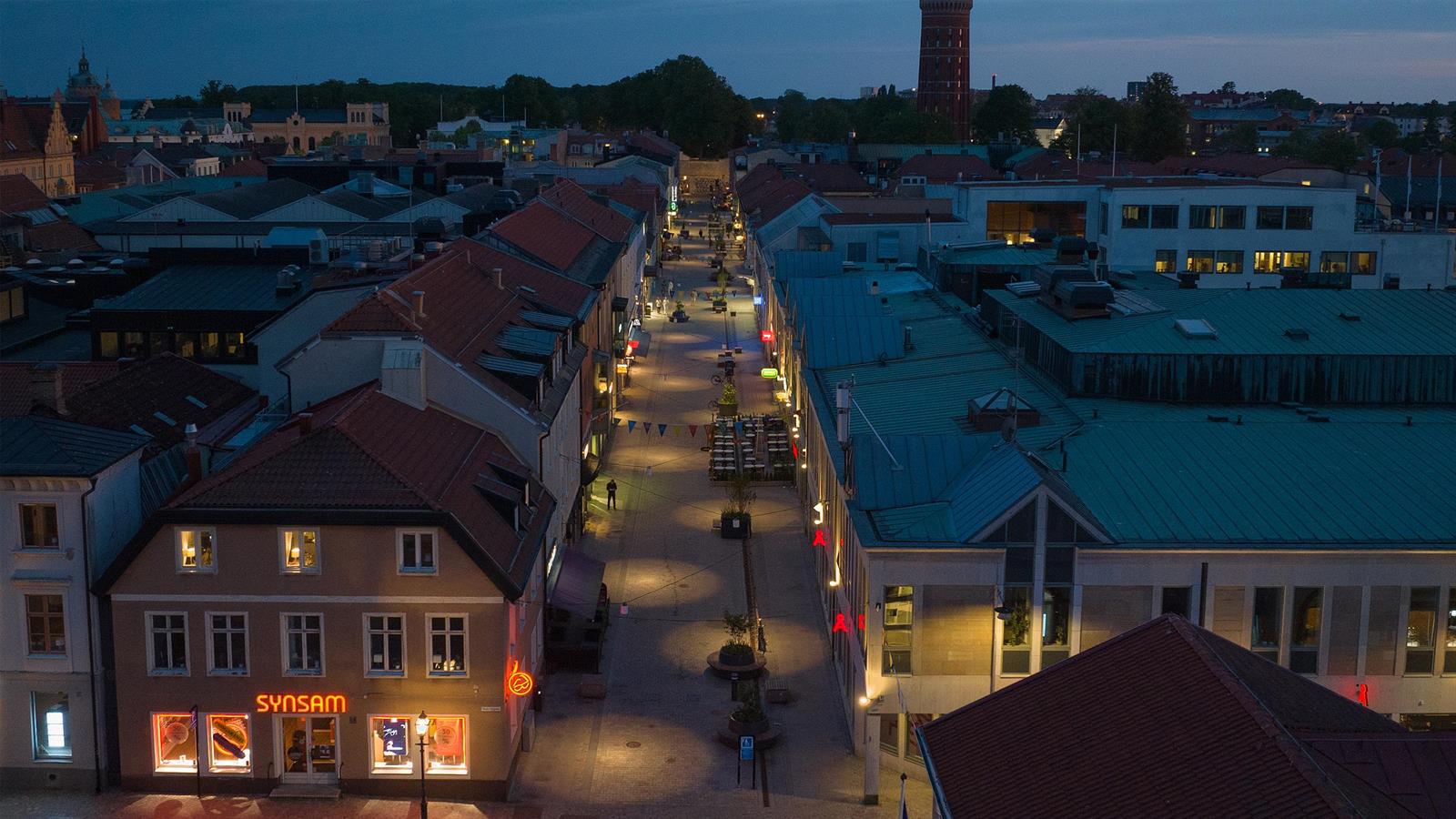 Linspänd belysning över Norra Långgatan i Kalmar