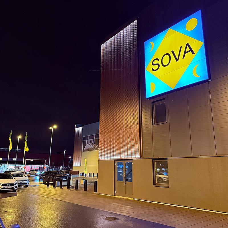 Lysande fasad på Arninge handelsplats