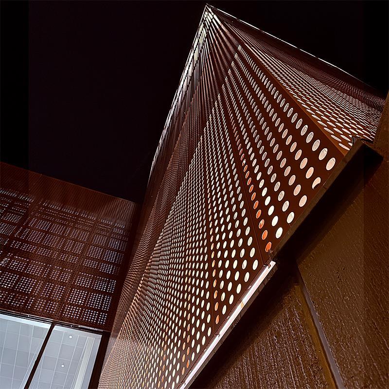 Lysande fasad på Arninge handelsplats