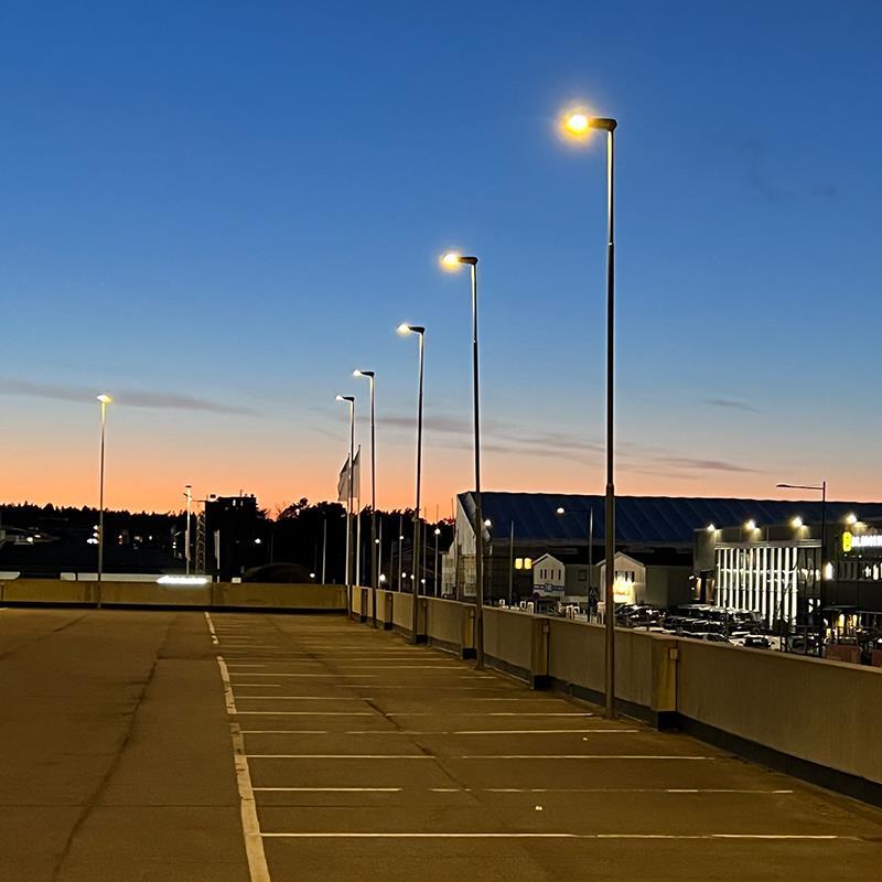 Lysande fasad på Arninge handelsplats