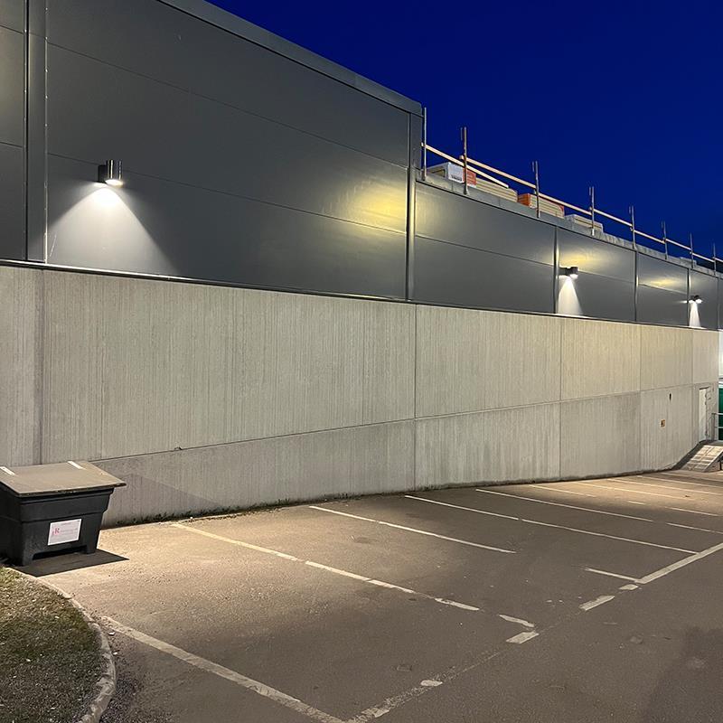 Lysande fasad på Arninge handelsplats