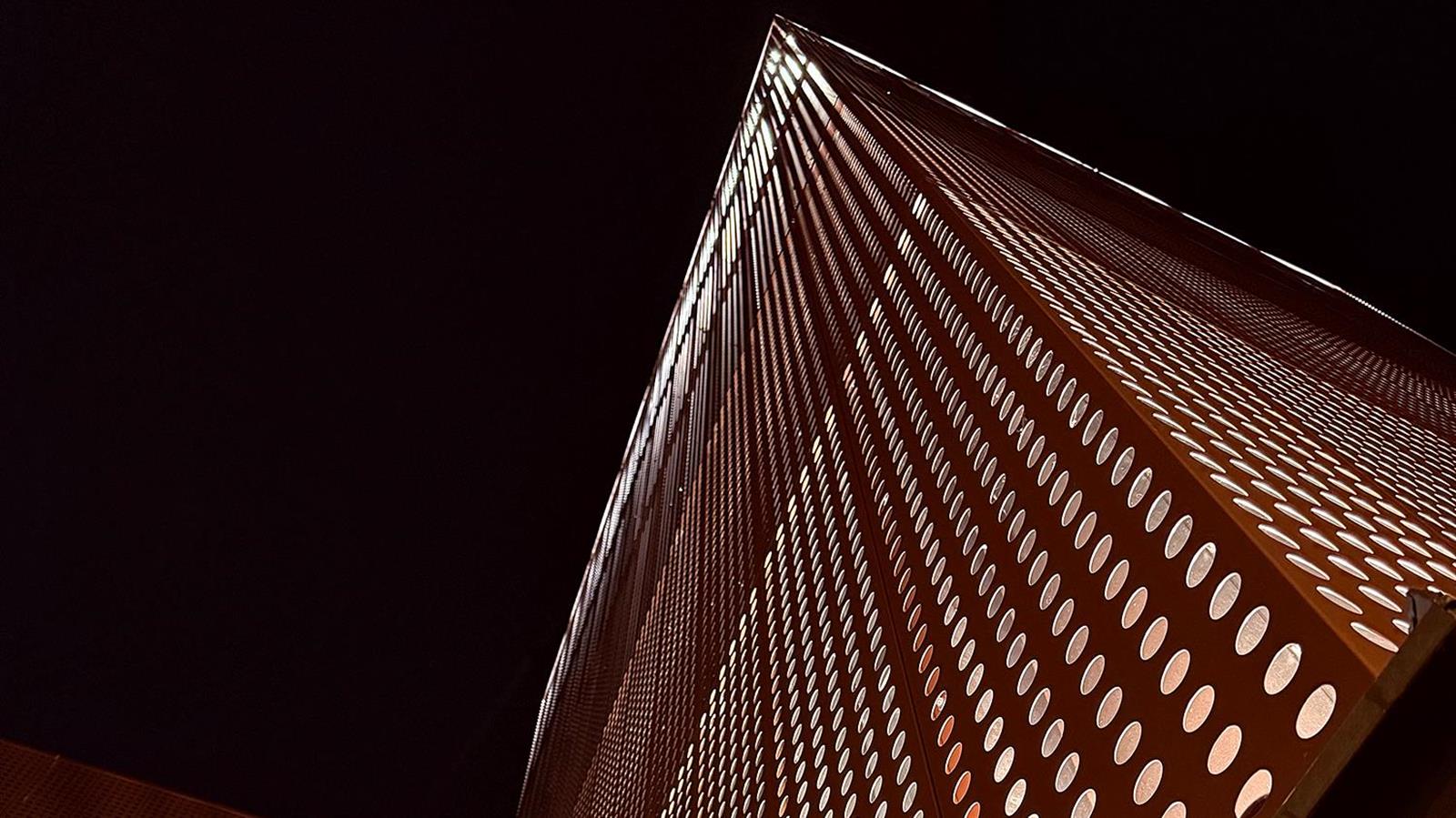 Lysande fasad på Arninge handelsplats