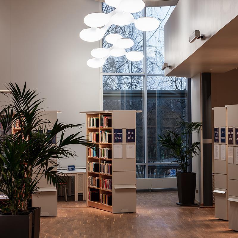 Jubilerande bibliotek med rumsskapande ljusgestaltning