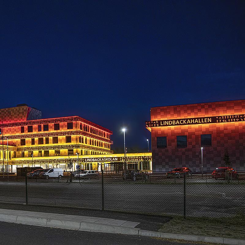 Glödande fasadbelysning på Lindesbergs skolor