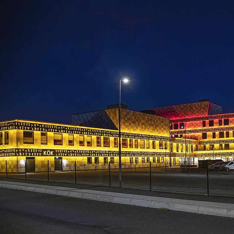 Glödande fasadbelysning på Lindesbergs skolor