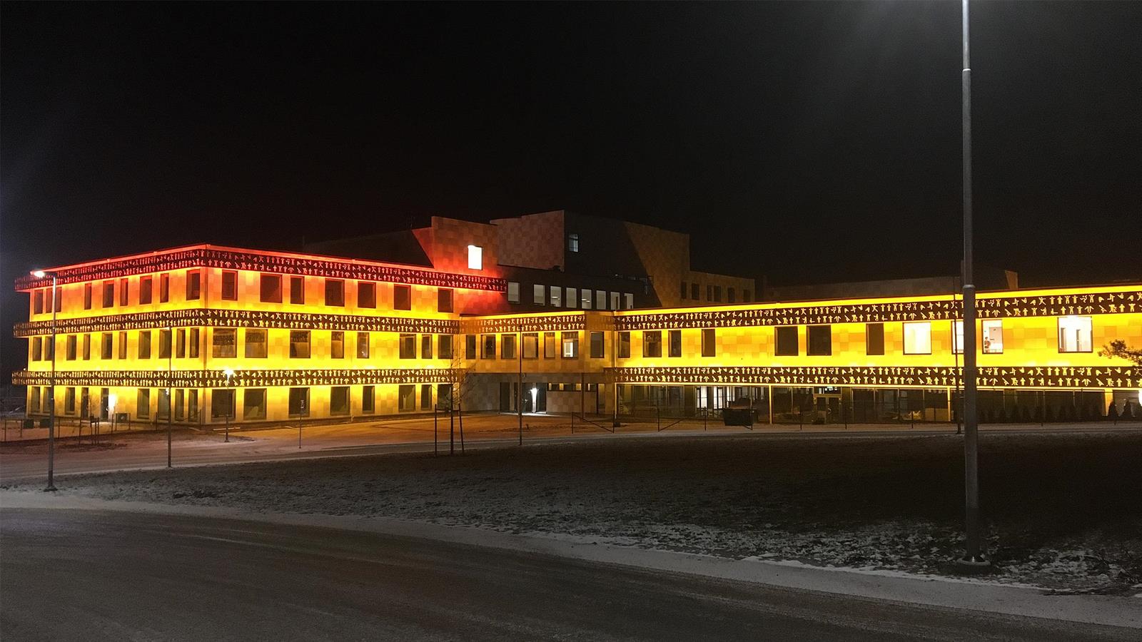 Glödande fasadbelysning på Lindesbergs skolor