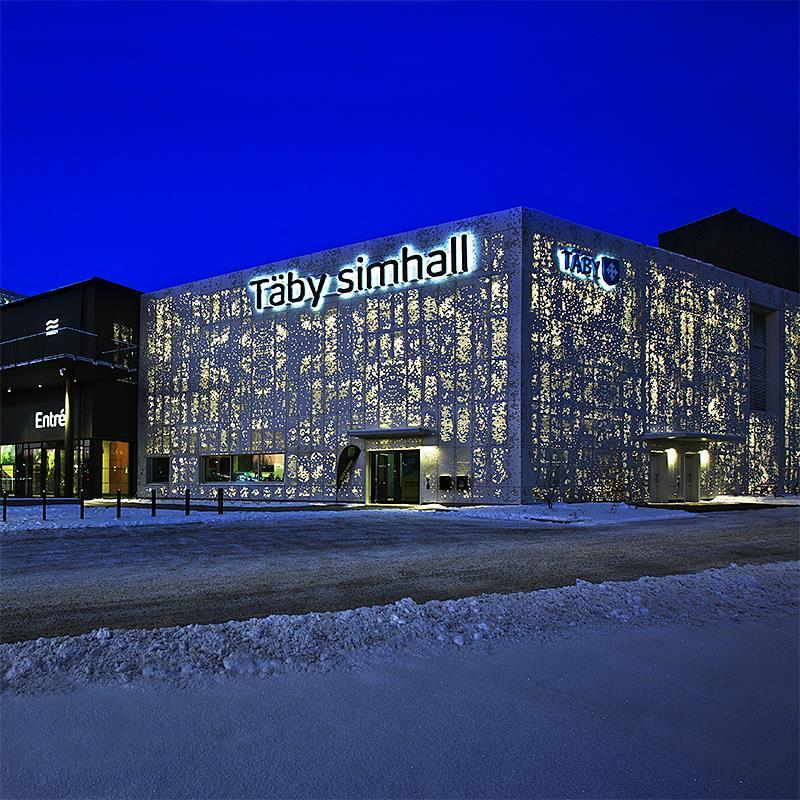 Gnistrande fasadbelysning på Täby simhall