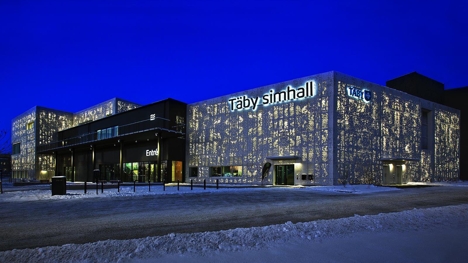 Gnistrande fasadbelysning på Täby simhall